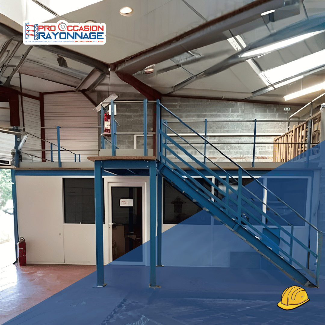 Mezzanine bleue – 23 m² avec escalier, garde-corps galvanisé et son plancher bois 