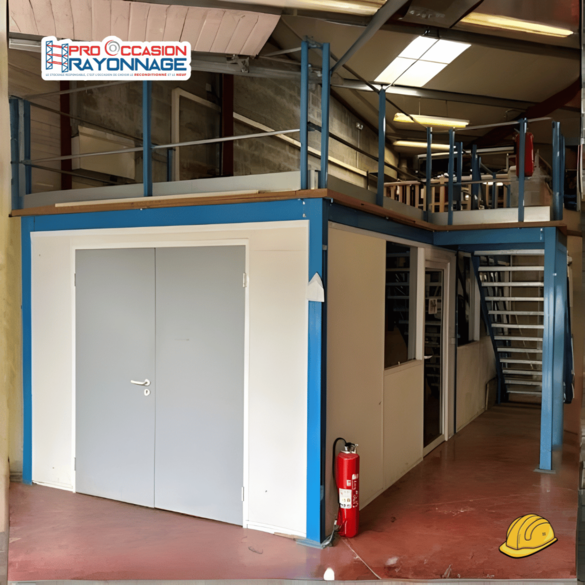 Mezzanine bleue – 23 m² avec escalier, garde-corps galvanisé et son plancher bois